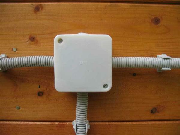 Elektroinštalácie v byte na strope: troch vodičov lámp, 2-wire ako držiak, kabeláž na podlahe, ktorú elektrický, inštalácie káblov v dome