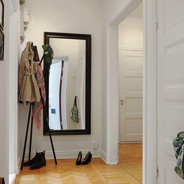 Thanks to the properly selected mirror, the hallway visually looks more spacious and brighter