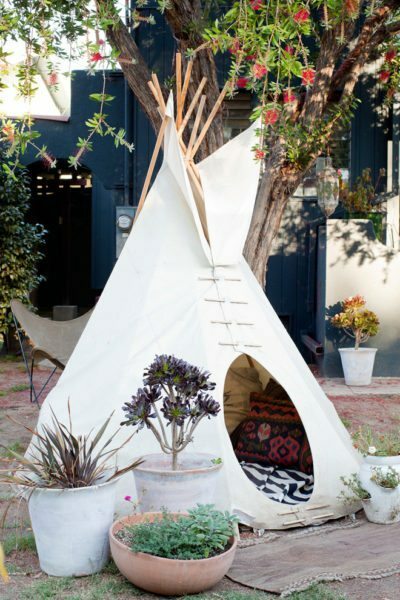 How to equip a tepee for young Indians? Tie a few bars in the beam and pull on them or polyester canvas awning.