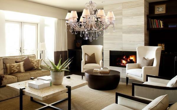 Choosing a chandelier in the living room, you should give preference to the model that harmoniously blends into the interior in shape and color