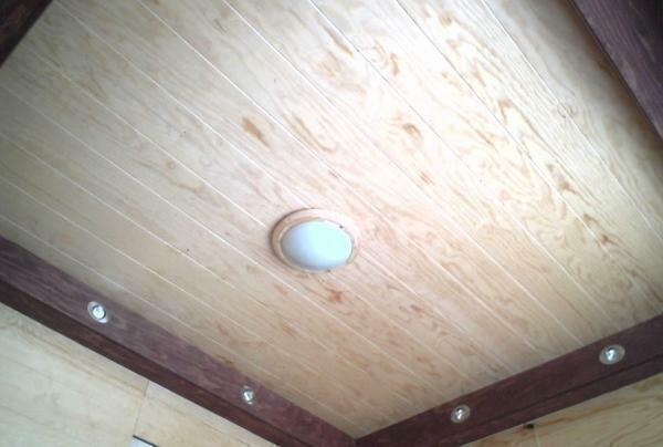 Além disso, decorar o tecto de contraplacado podem ser de madeira sintética