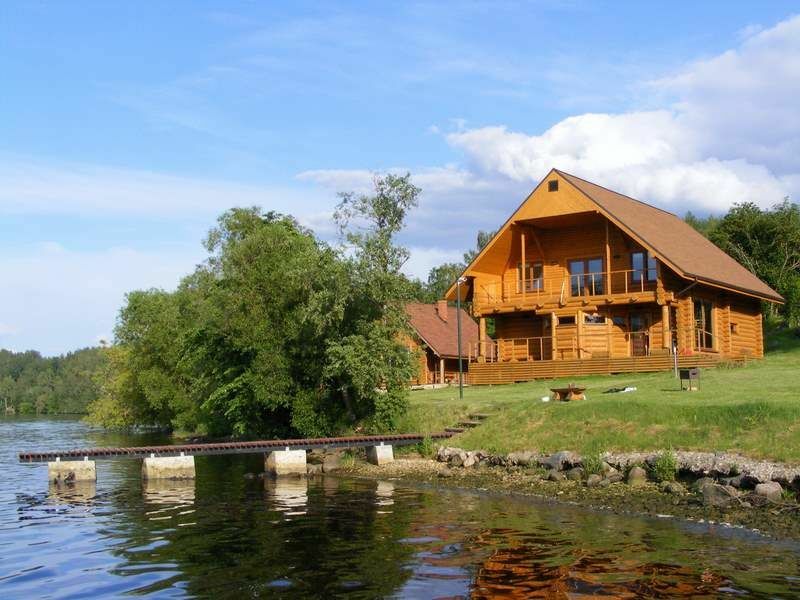 Položaj kuće omogućuje dobar pregled obližnjem jezeru s balkona i terase.