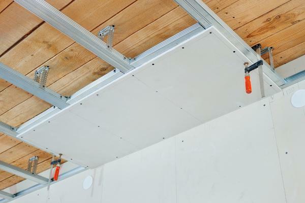 Pour fixer solidement la plaque de plâtre à la surface du plafond, il est préférable d