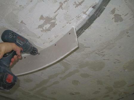 The need to bend the plasterboard occurs in the case if you need to beautifully decorate the ceiling or make an arch