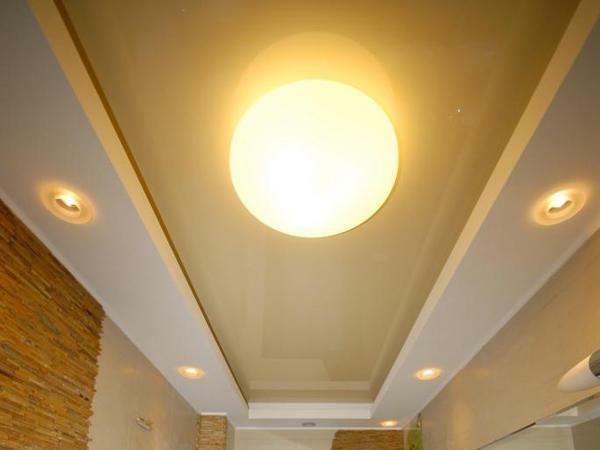 Spots allow you to create unusual light drawings or simply highlight the working areas of the room