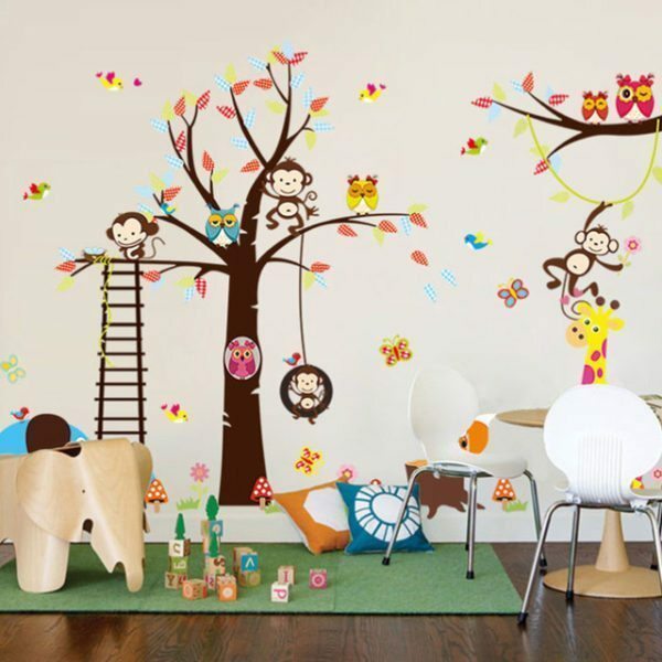 Zdobenie miestnosti pomocou vinylové samolepky dieťaťa.