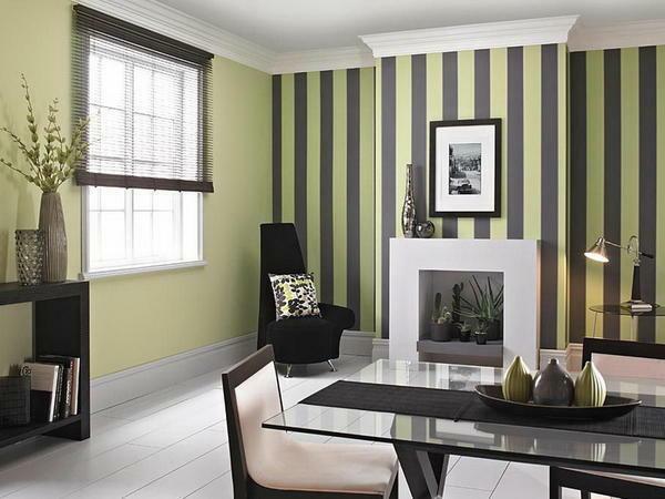 Wallpaper with vertical stripes visually increase the space