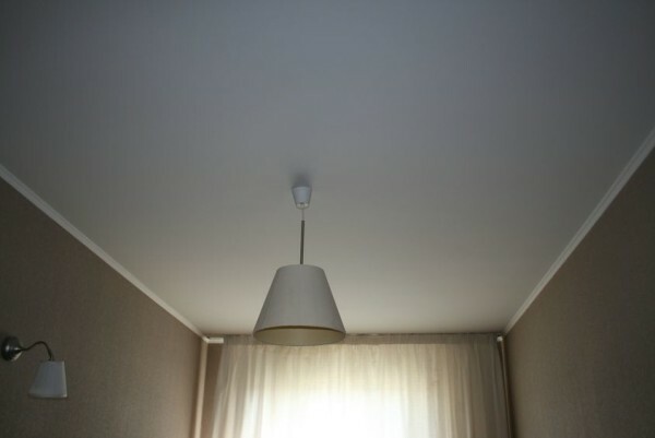 The main thing - to put the paint evenly, so that the color was flat across the ceiling