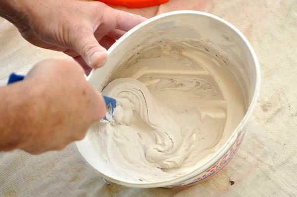 Putty for the ceiling must be uniform without lumps and impurities
