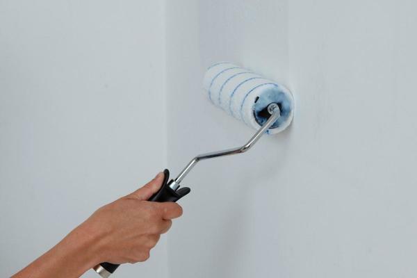 The primer perfectly conceals spots and irregularities on the walls, eliminates many other small defects