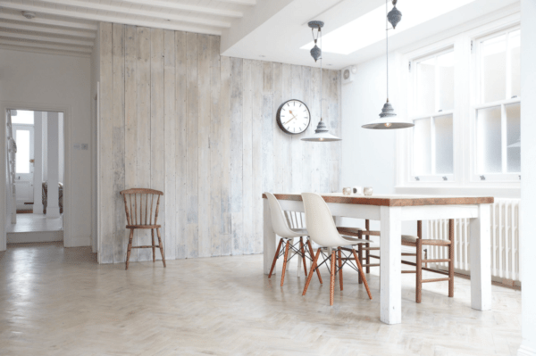 O interior de uma grande cozinha no estilo escandinavo deve ser de cores brilhantes