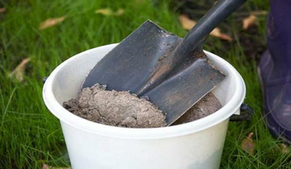 Ash untuk perawatan tanah dapat digunakan dalam bentuk murni