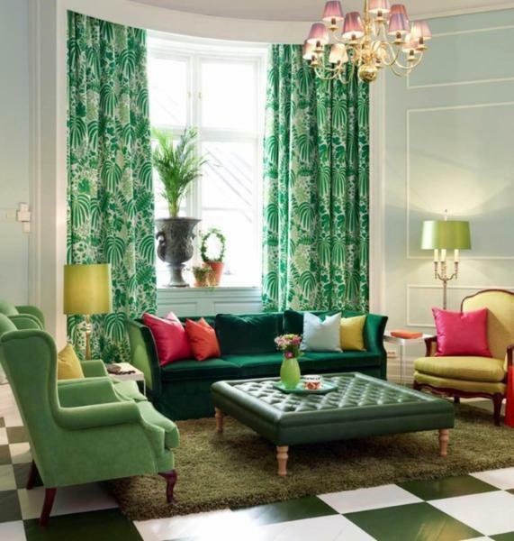Blinds of mint color stylishly and unusually decorate the interior of the room with green wallpaper