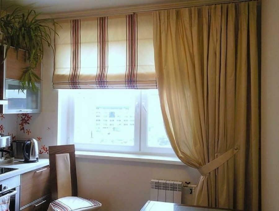 Wie die Fenstervorhänge in der Küche Foto dekorieren: original Gesimse mit ihren Händen, schönes und interessantes Foto-Shooting