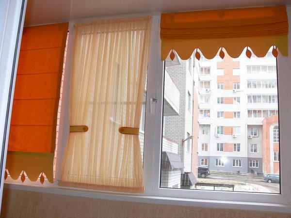 Wählen Sie die Fenstervorhänge auf dem Balkon benötigt wird, auf der Grundlage der Stil, in dem es gemacht wird