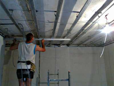 Construction of the drywall in the living room requires careful calculation, in the process of their implementation should be checked himself repeatedly and constantly keep all tools at hand