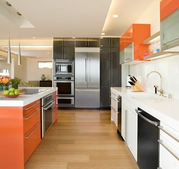 veľký priestor kuchyne dizajnu nepopiera pravidlo trojuholníka: drez, sporák a chladnička - do malým trojuholníkom pre jednoduché varenie.