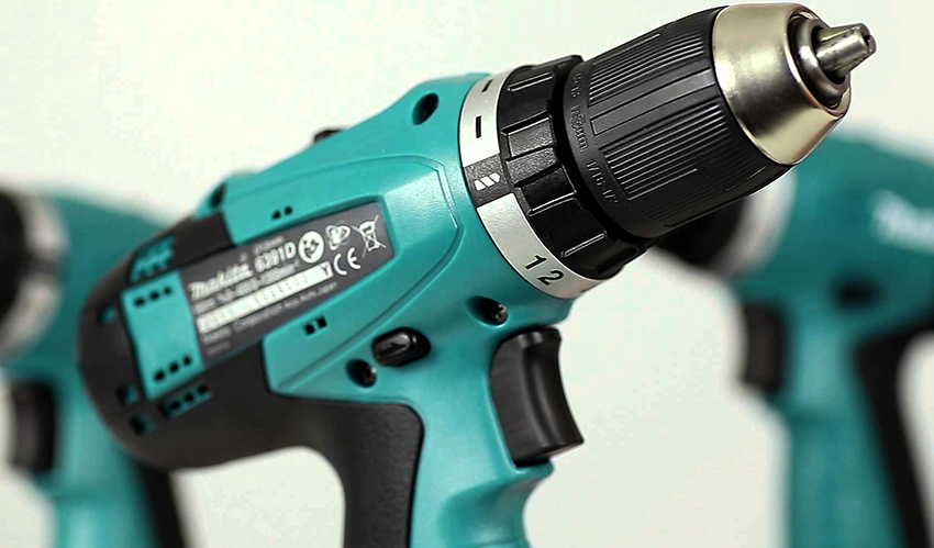 Power drill-driver: device for screwing in and drilling