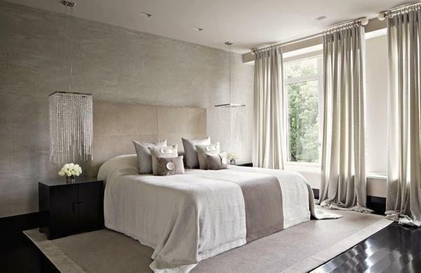 perdeler, yatak örtüleri, yastıklar, hem de yatıştırıcı ve huzur duygusu - Mobilya açık renk tekstil yatak odası dekorasyonu ile uyum