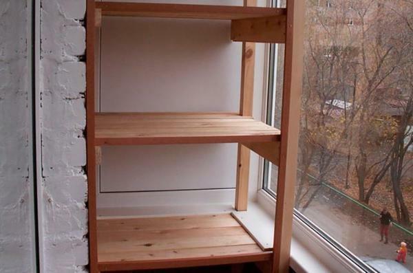 Ako imate mali balkon, tada je moguće instalirati kompaktni ugrađeni stalak
