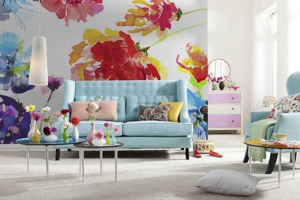 Flower accents enliven and improve the interior