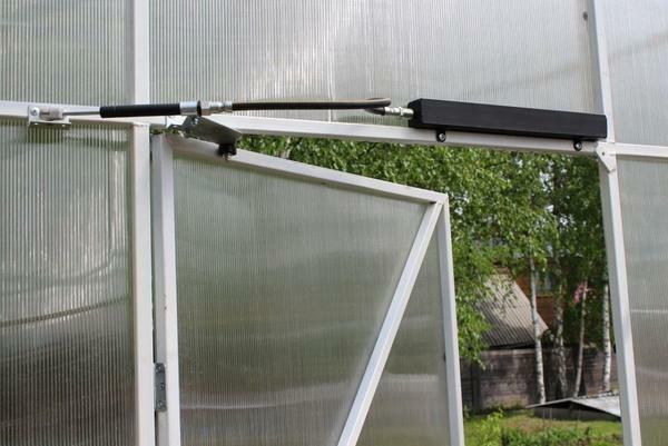 Ventilátor vetrať skleník môžu byť umiestnené v stene alebo v streche