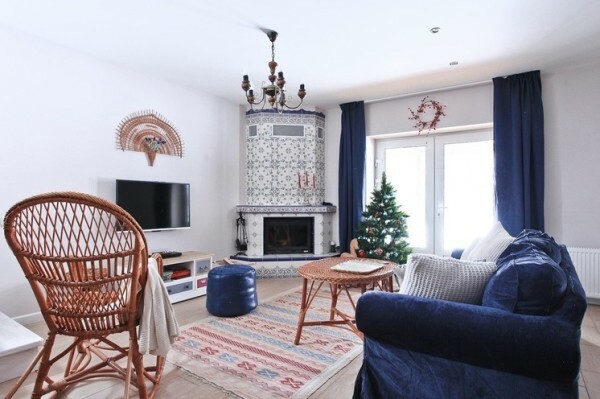 Interjers dzīvojamā istaba ar kamīnu, dekorēts ar flīzēm