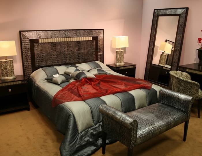 Pat mazā guļamistabā var izveidot skaistu interjeru, kas valdīs mājīgu un siltu atmosfēru
