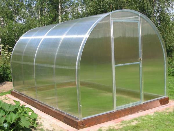 After the installation of the greenhouse from the pipes is completed, you need to make sure that the roof is tilted sufficiently, otherwise precipitation in the form of rain and snow will constantly accumulate on the surface