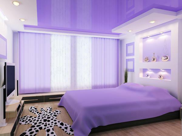 Lesklý stropy sú najčastejšie používané v malých spálňach