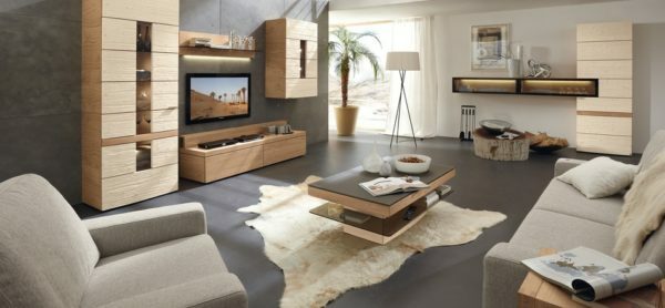 furniture cahaya dalam kombinasi dengan kulit alami di lantai membuat ruangan luas interior lebih hangat.