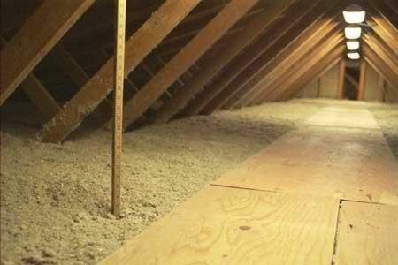There are many ways to insulate the house. One of them is the insulation of the ceiling with the help of sawdust
