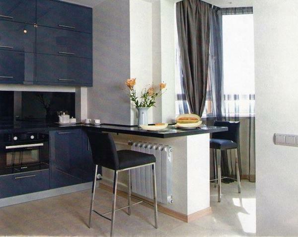 Dapur dengan balkon dapat dikombinasikan dengan cara yang berbeda