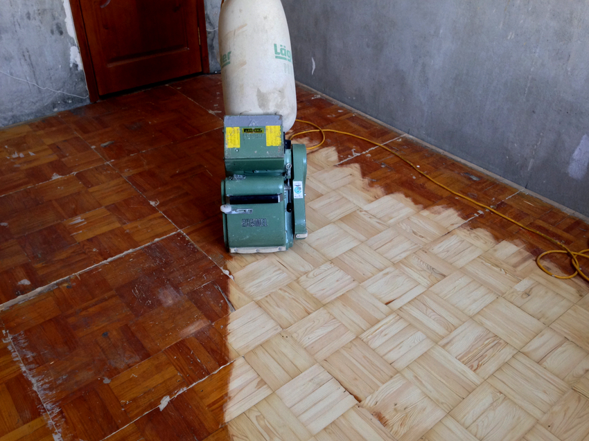 Rough handling of the wooden floor is performed twice, and in opposite directions