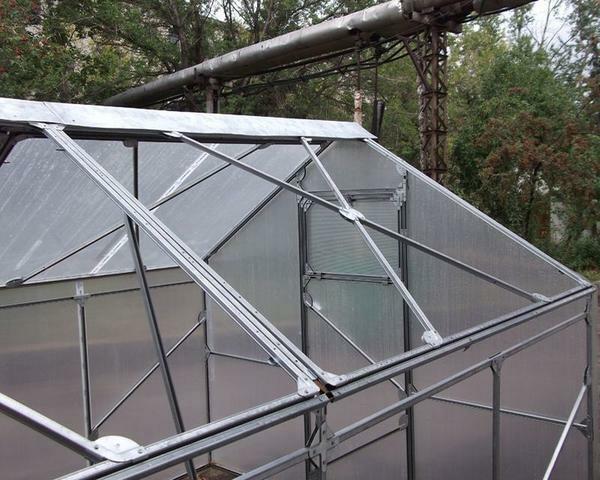 Make skleník s otváracou strechou môže byť vlastných rúk, hlavná vec - právo prečítať návod