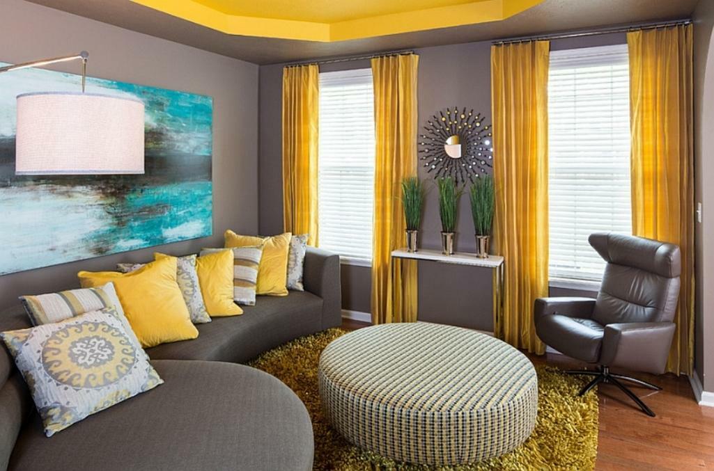 La combinaison de couleurs dans les rideaux intérieurs et rideaux de papier peint dans la salle, qui viendra beige, pièce intérieure