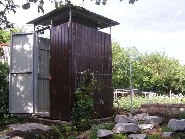 מקלחת עם הידיים: לעשות מחוץ למדינה, כדי לבנות בקיץ, בגן מסגרת, תוצרת בית