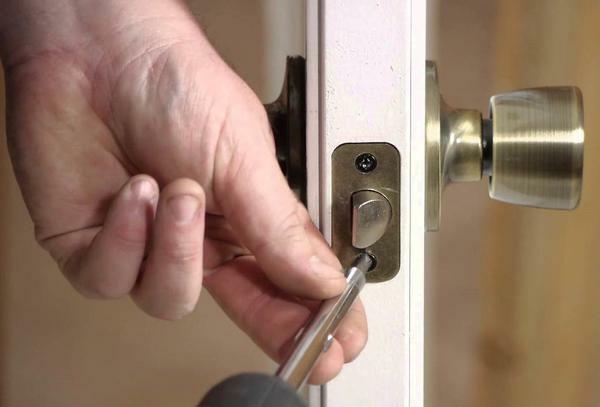 Reparere låsen til balkongdøren kan godt være sine egne hender, hvis riktig identifisere skader og lese nøye instruksjonene