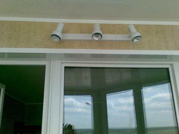 Osvetlenie na balkóne: na balkóne svietidiel a obrázky, ako viesť elektrinu do elektrickej zásuvky, LED