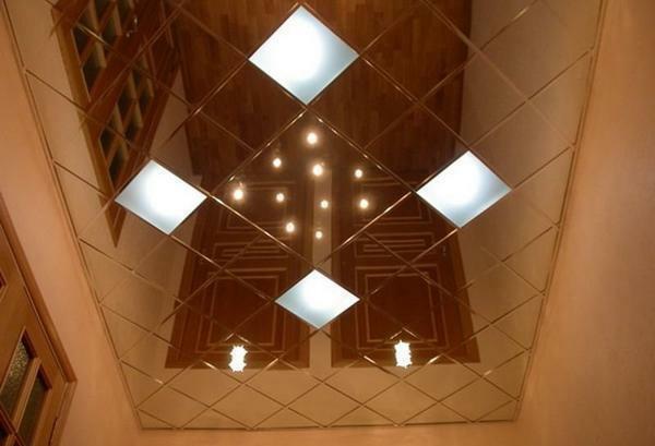 Les plafonds Armstrong se distinguent par leurs caractéristiques de conception: ils peuvent être installés sur presque toute la distance de la base du plafond, le positionnement et les cacher sous le système de ventilation et de climatisation