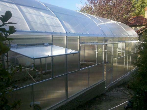 Most greenhouses are equipped with special ventilation pans for ventilation
