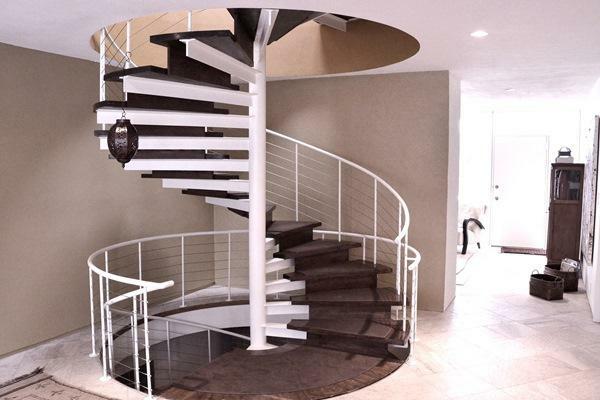 Metal merdiven - şık oda iç süslemeleri olarak güçlü bir tasarımı,
