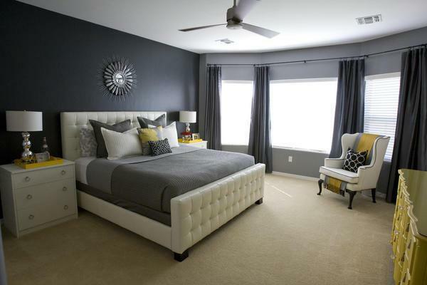 beyaz deri döşemeli Yatak, o minimalist tarzda tasarlanmıştır yatak odasında, çok zarif ve estetik görünüm