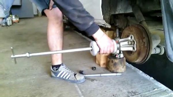 trommelbrems montering demontering - er ikke en lett oppgave som du prøver ikke å bruke en omvendt hammer spotter.