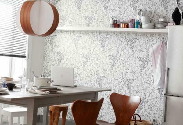 Covering with a protective varnish liquid wallpaper, you prevent contamination on the surface of the wall