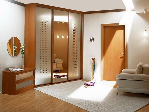 Úspora miesta v miestnosti je možné pomocou kombinácie obývacia izba s obývacej izbe alebo na inom mieste