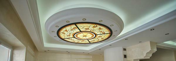 Round stained glass ceiling will give the room a special chic with notes of aristocracy