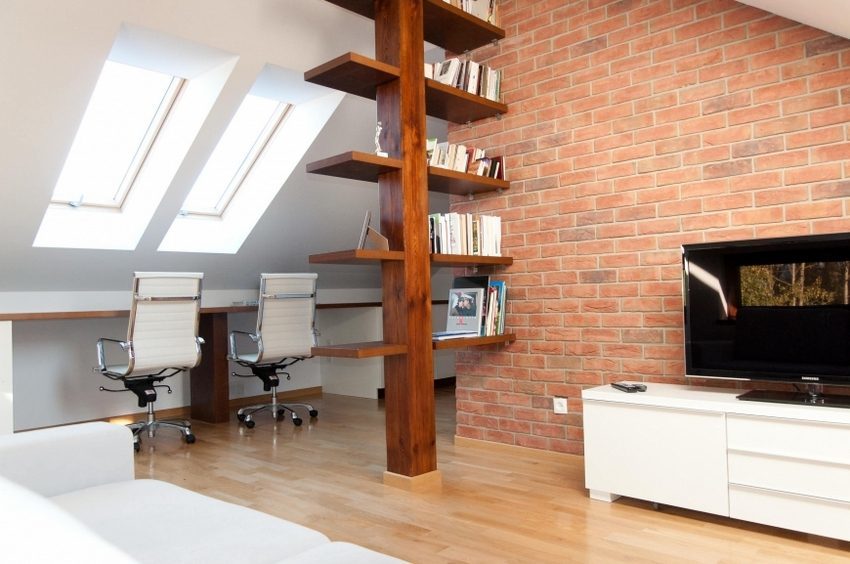 La partición-estantes de madera, se integra perfectamente en el diseño moderno de la sala