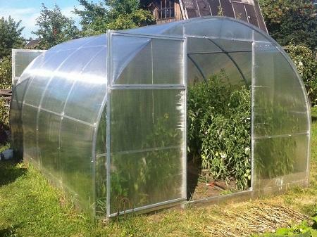 Greenhouse 3x4 m polikarbonat sempurna untuk menanam sayuran di pondok musim panas mereka