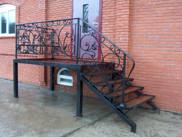 Especially popular is the metal entrance staircase, equipped with handrails with forged elements